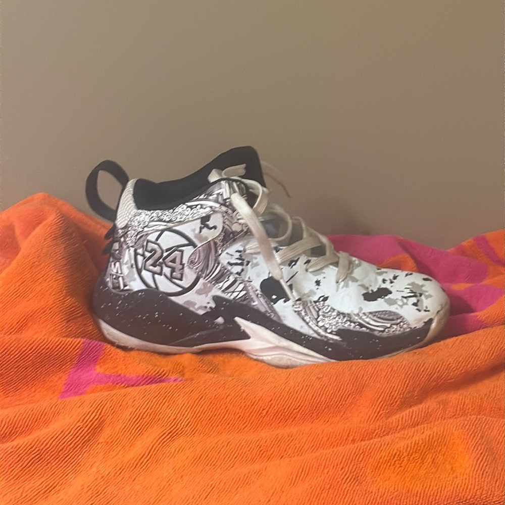 kobe black and white 24 basketball shoes no box size 5.5